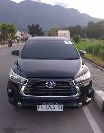 Rental Toyota Innova Reborn harian dengan sopir terpercaya