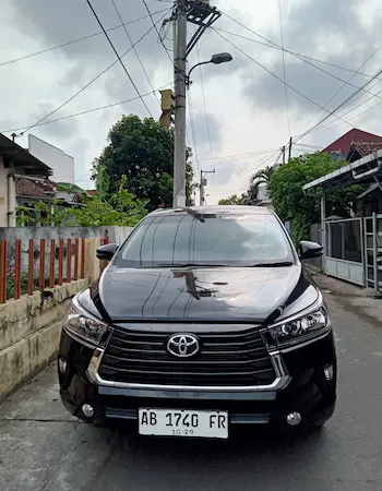 Rental Toyota Innova Reborn harian dengan sopir terpercaya
